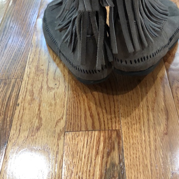 Minnetonka 3-Layer Fringe Boot - Picture 8 of 8